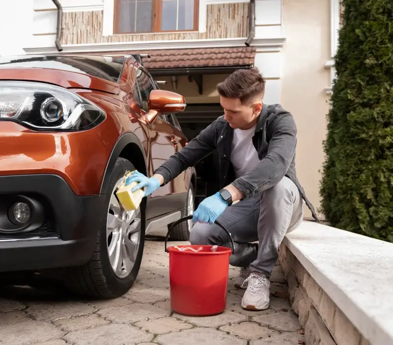Lavage auto à domicile La Gaubretière : professionnel intervenant sur un véhicule